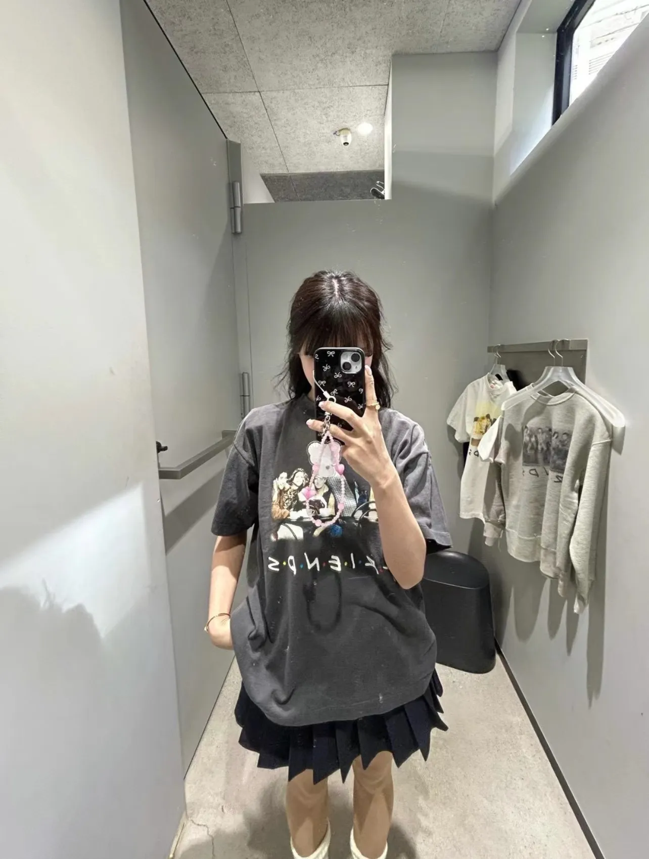SAINT Mxxxxxx × FRIENDS FRD_SS TEE/FRIENDS/BLK Friends co-branded TEE. Black stills TEE. Washed black S-XL. The ceiling of American dramas. A must-have for sentiment. Asut ready-to-wear wash water and distressed treatment. Domestic top printing factory. God restored. Correct accessories. Friends co-branded wash.